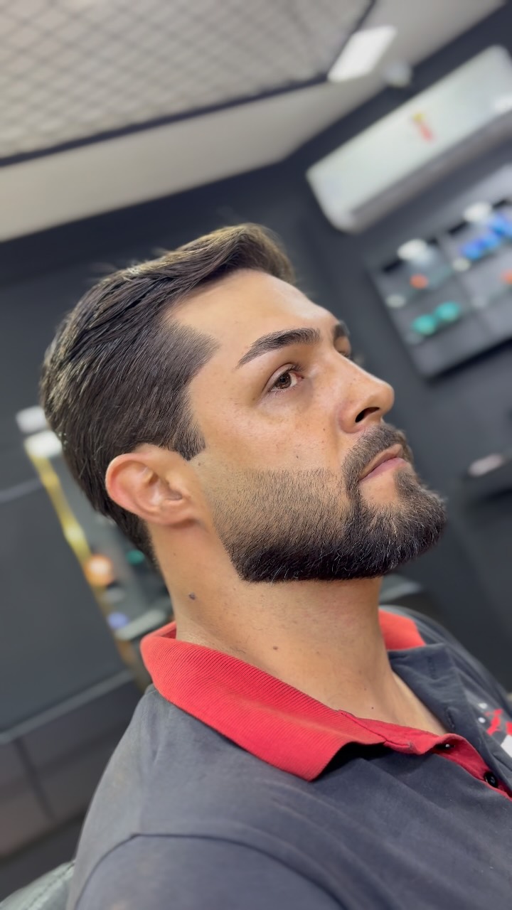 Corte social e degradê na barba divulgado no Instagram